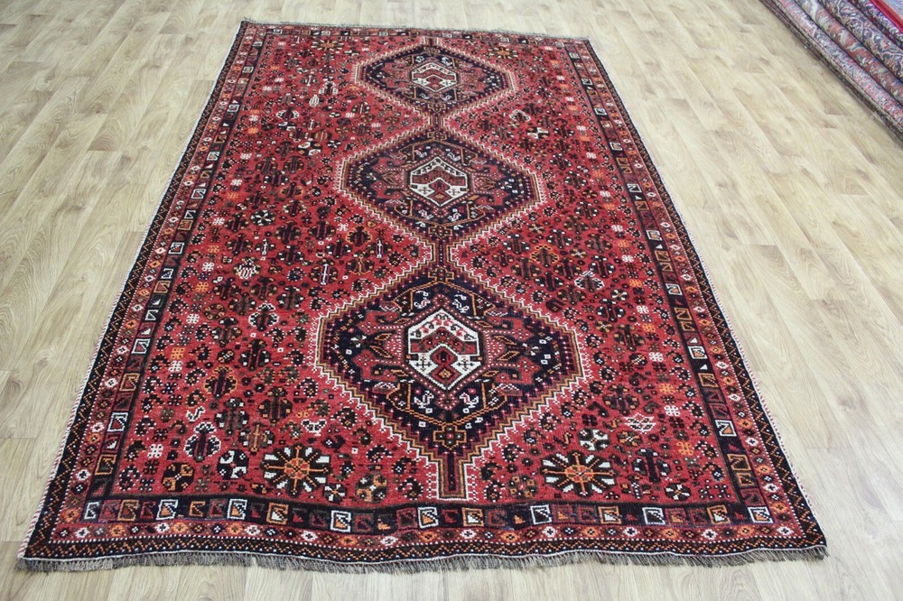 ANTIQUE HANDMADE QASHQAI WOOL RUG WITH TRIPLE MEDALLION DESIGN 267 X 167 CM