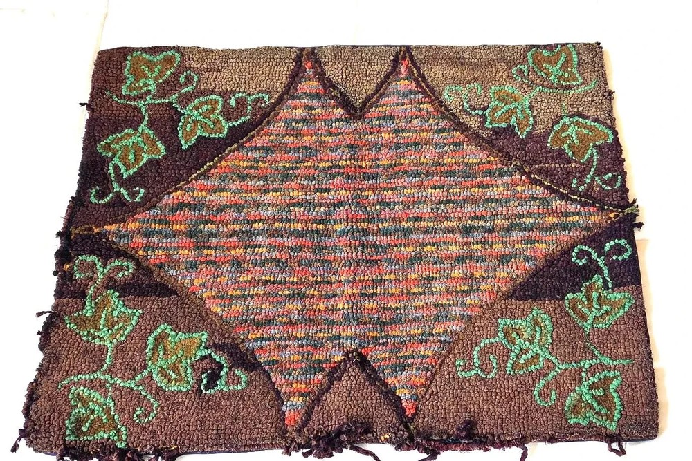 Vintage Primitive Hand Hooked Rag Rug Folk Art Leaf Textile Wall Decor 25½ x 19½