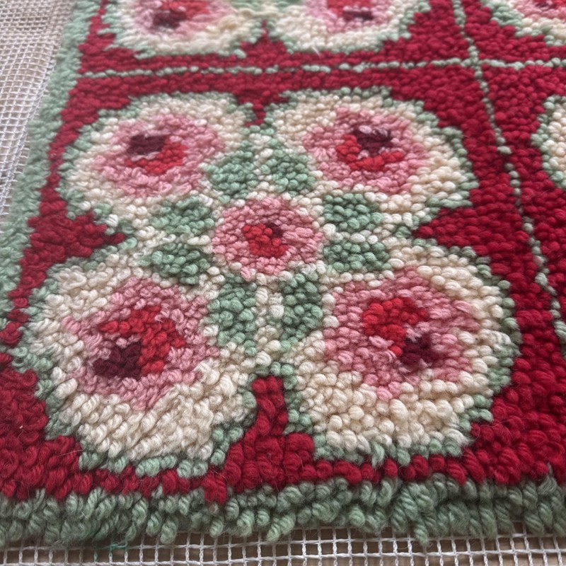 Vintage Hand Made Floral Granny MCM Latchhook Bed Rug Red Pink Squares 36 X 24 gallery