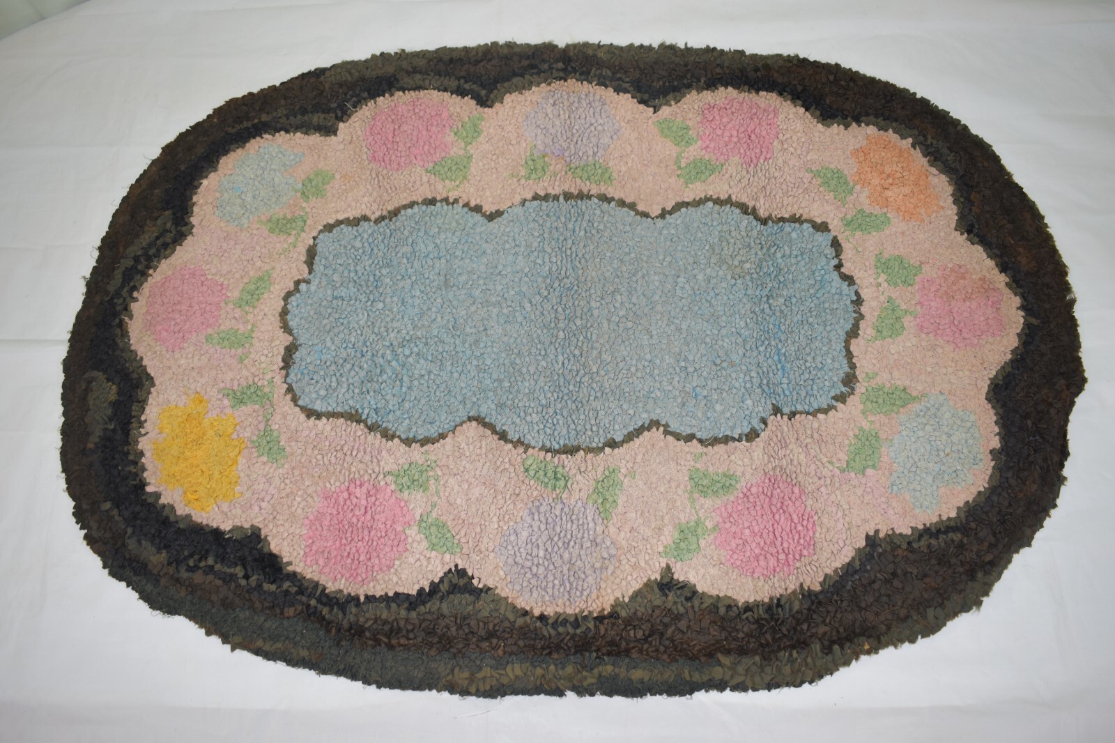 VINTAGE HANDMADE HOOKED OVAL RUG FLORAL FLOOR/WALL DECOR FOLK ART 38” x 27” gallery