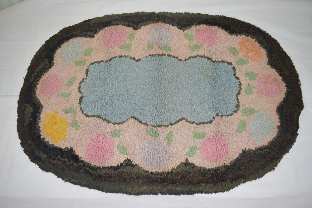 VINTAGE HANDMADE HOOKED OVAL RUG FLORAL FLOOR/WALL DECOR FOLK ART 38” x 27”