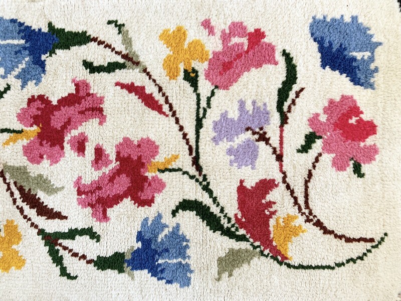 Vintage Hand Made American Hooked Rug Wool ~ Flowers ~ Floral 4'5" x 2'2" gallery