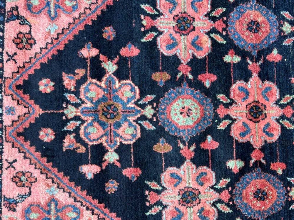 Vintage Hamadn Rug 6'9"x4'3" with plush silky wool in excellent condition 