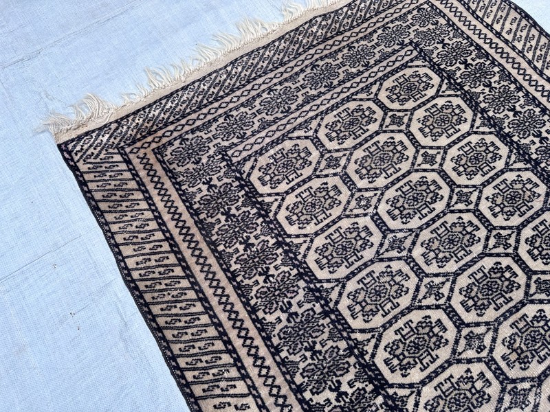 COLLECTORS' ITEM SEMI ANTIQUE BUHARA GEOMETRIC PATTERN FINE WOVEN TRIBAL CARPET gallery