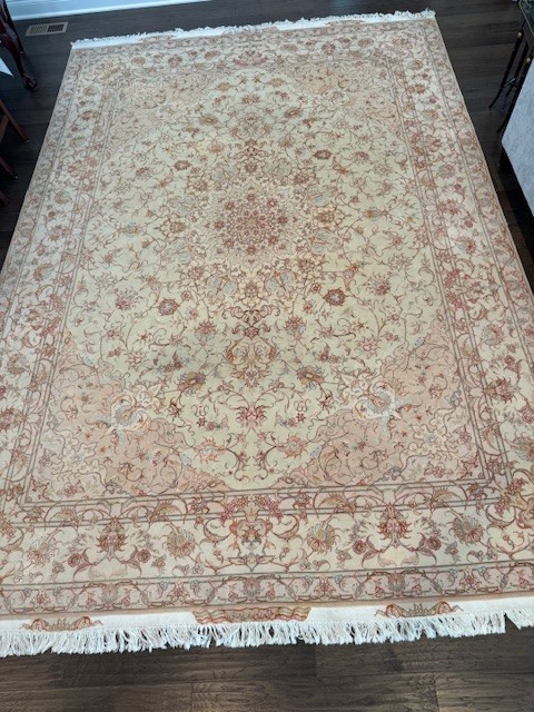 Stunning 9 x 12’ Tabrizz silk and wool rug, fine handknotted