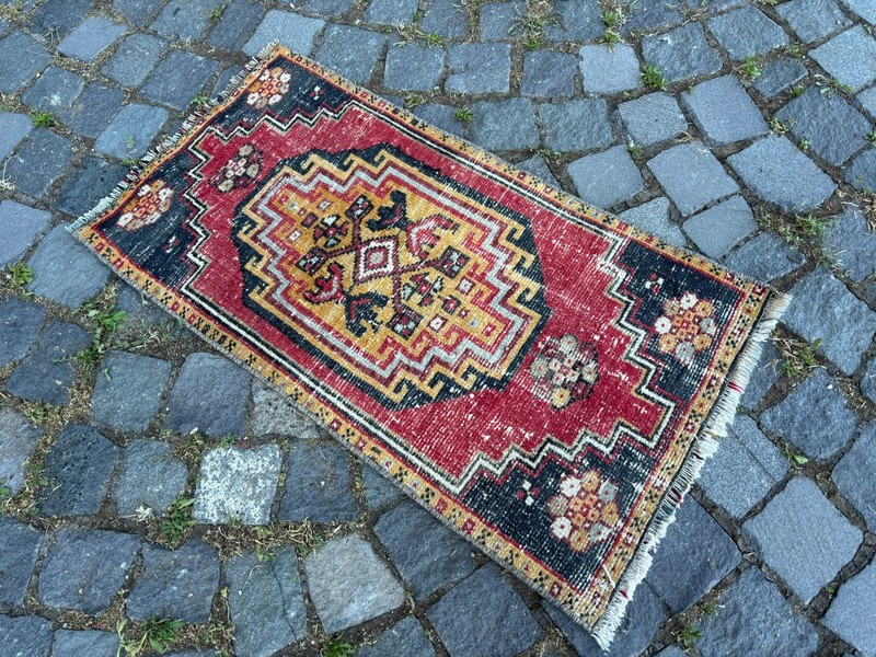 Turkish floor rug, Vintage small rug, 0 wool handmade, Doormats 1,4 x 2,8 ft gallery