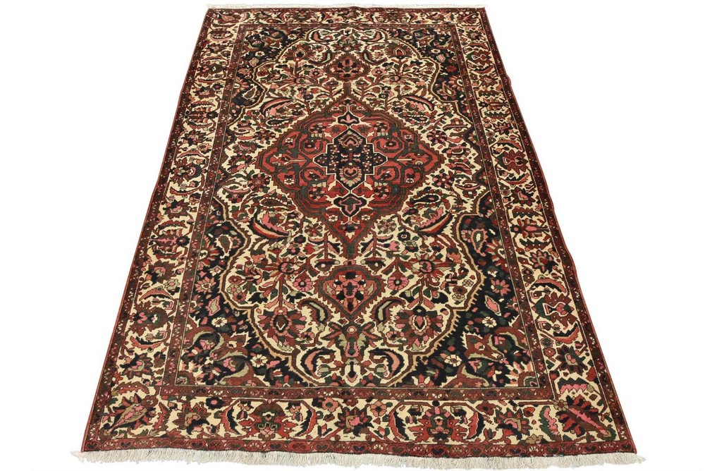 Bakhtiari Rug 6'10'' x 9'10'' Ivory Wool Semi-Antique Hand-Knotted Carpet