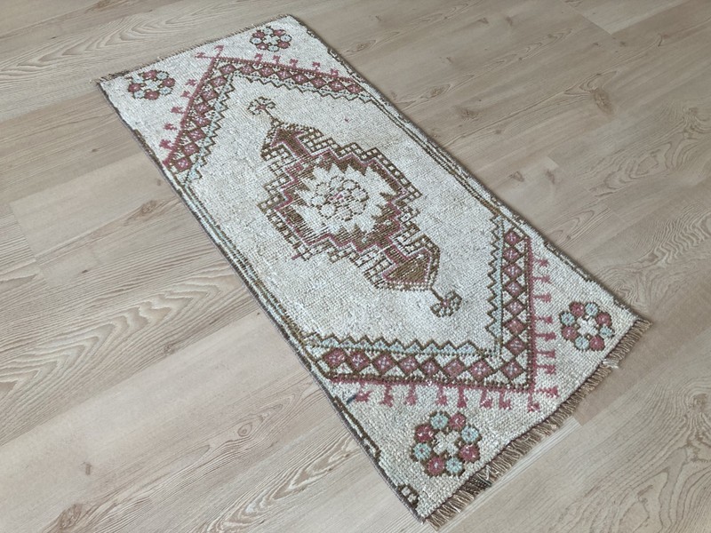 White rug, Turkish rug, Vintage Rug, Small rug, Wool rug, Doormat, 1.4 x 3 ft gallery