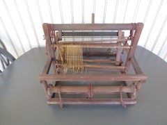 Antique WOOD TABLETOP RUG WEAVING Metal Reed LOOM – 15-1/2″ x 14-1/2″ x 13-1/2″H