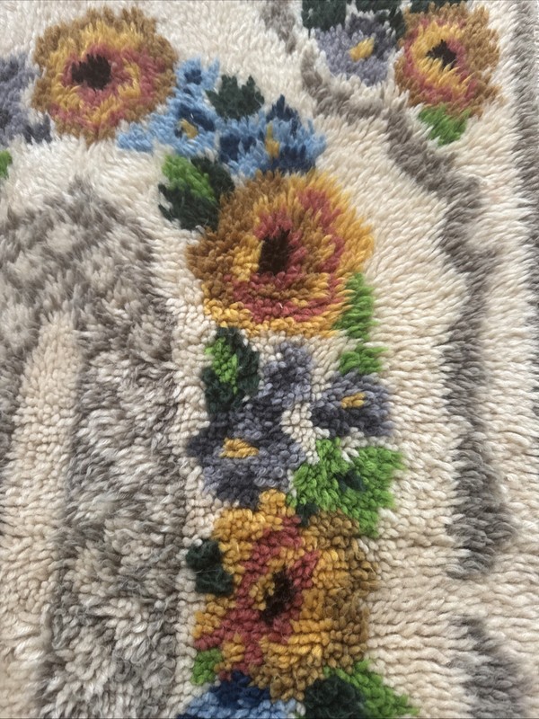 Vintage Hand Made Floral Granny MCM Latchhook Bed Rug Cottagecore 48 X 31 gallery