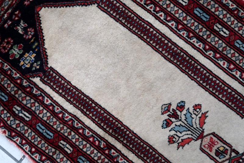 Handmade vintage Pakistani Lahore prayer rug 1.9' x 3' (60cm x 93cm) 1970s - 1C8 gallery