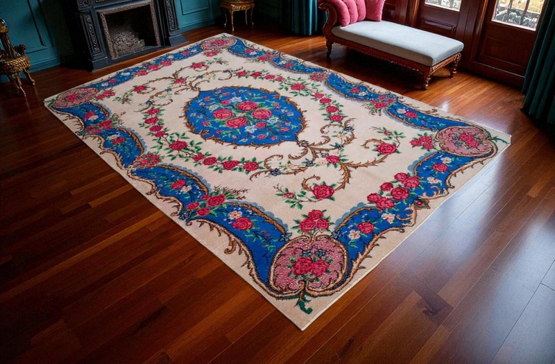Vintage 1970s Hand-Woven Turkish Anatolian Low Pile Wool Rug 5'11"x9'3" | Floral gallery