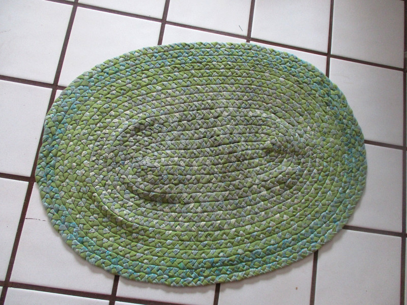 VINTAGE GREEN & WHITE BRAIDED HOMEMADE REVERSIBLE COTTON AREA RUG gallery