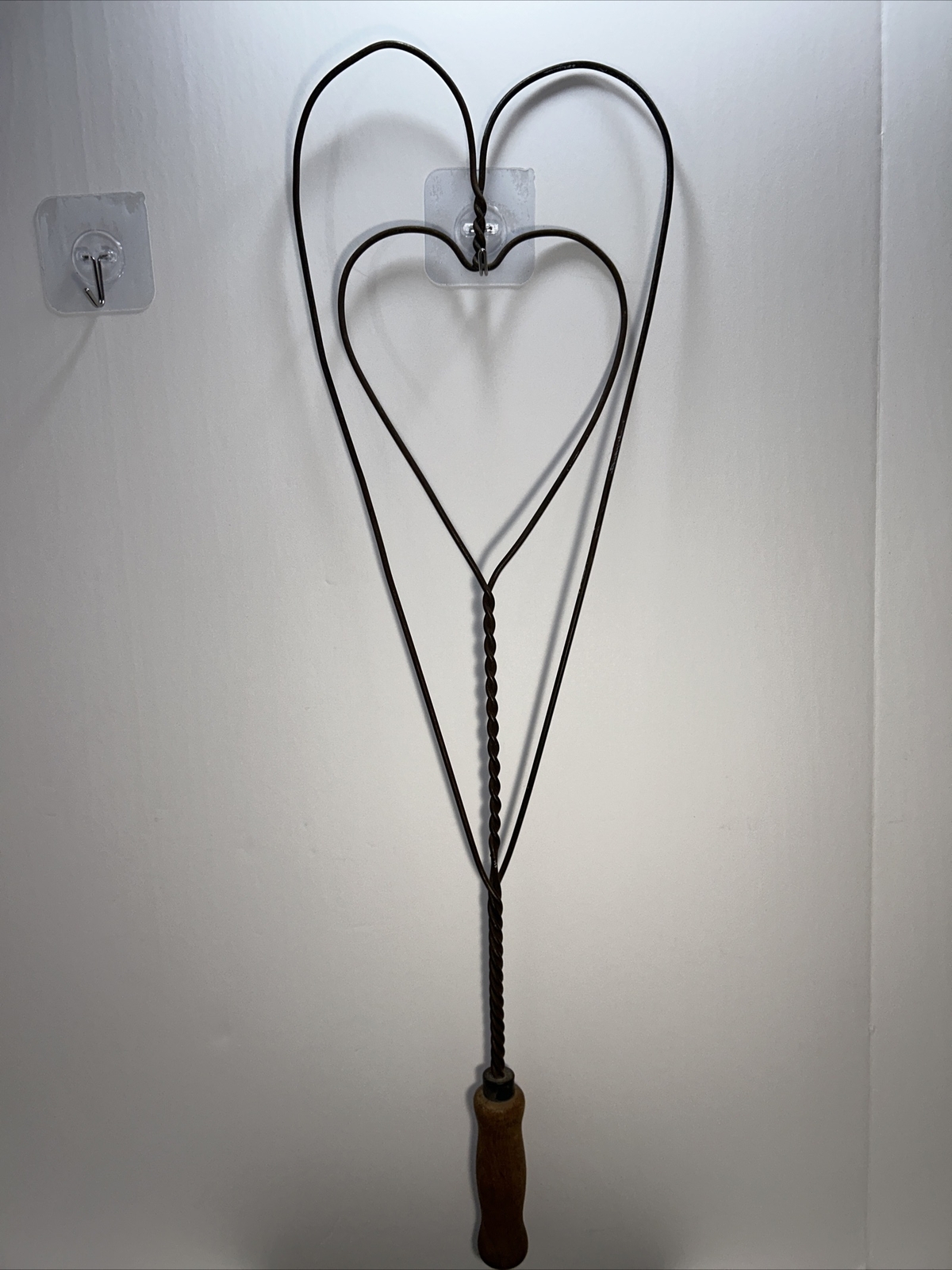 PRIMITIVE HEART TWISTED WIRE BRAIDED RUG BEATER WOOD HANDLE FARMHOUSE DECOR gallery
