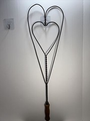 PRIMITIVE HEART TWISTED WIRE BRAIDED RUG BEATER WOOD HANDLE FARMHOUSE DECOR