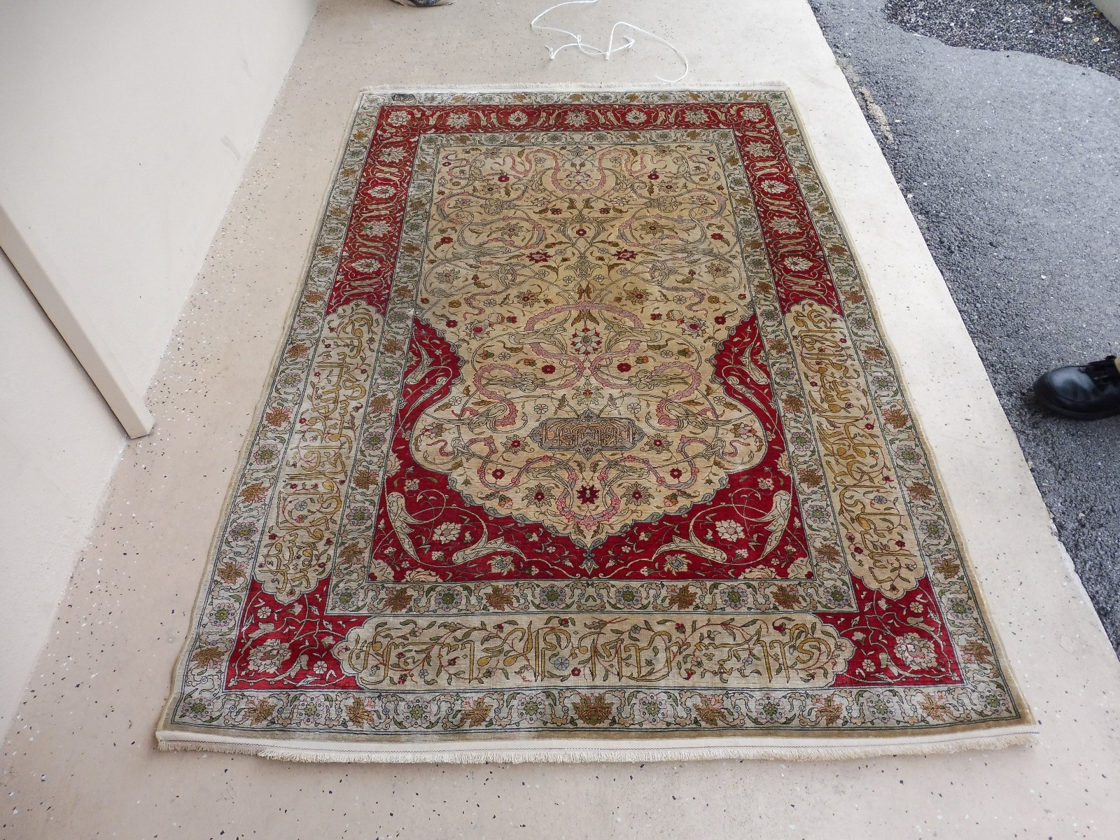 MAGNIFICENT 4' X 6' SIGNED SILK AND GOLD THREAD HEREKE ORIENTAL RUG gallery