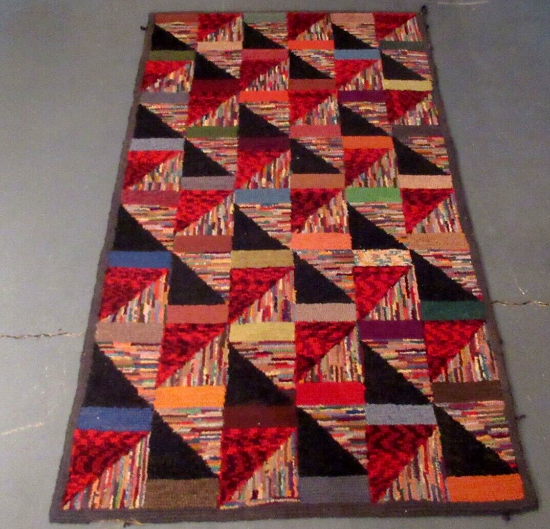 WONDERFUL VINTAGE AMERICAN GEOMETRIC DESIGN HOOKED RUG ON BURLAP ESTATE FIND gallery