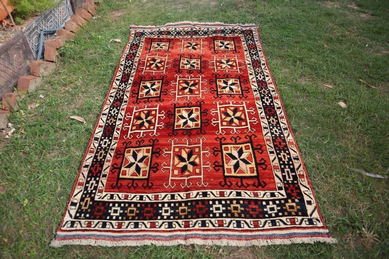 COLLECTORS' ITEM Stunning Vintage Natural Vegetable Dye Caucasian Shirvan Carpet gallery
