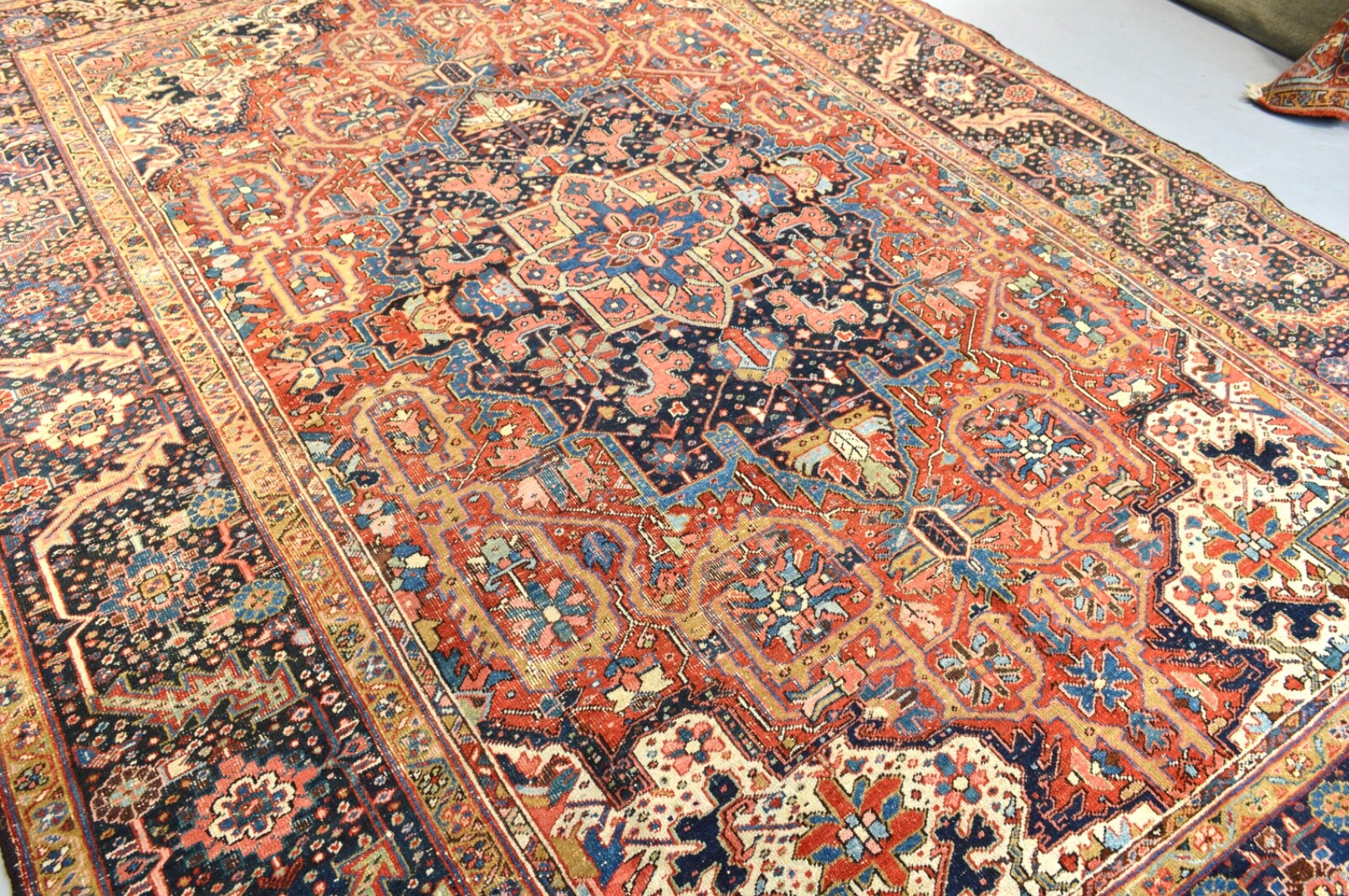 STUNNING ANTIQUE SERAPI HERIZ RUG decorative antique ***WWS*** gallery
