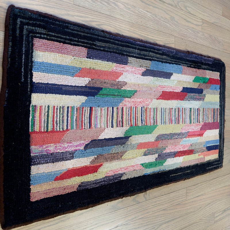 A BEAUIFUL ANTIQUE AMERICAN HOOKED RUG 2x4ft circa 1900 gallery