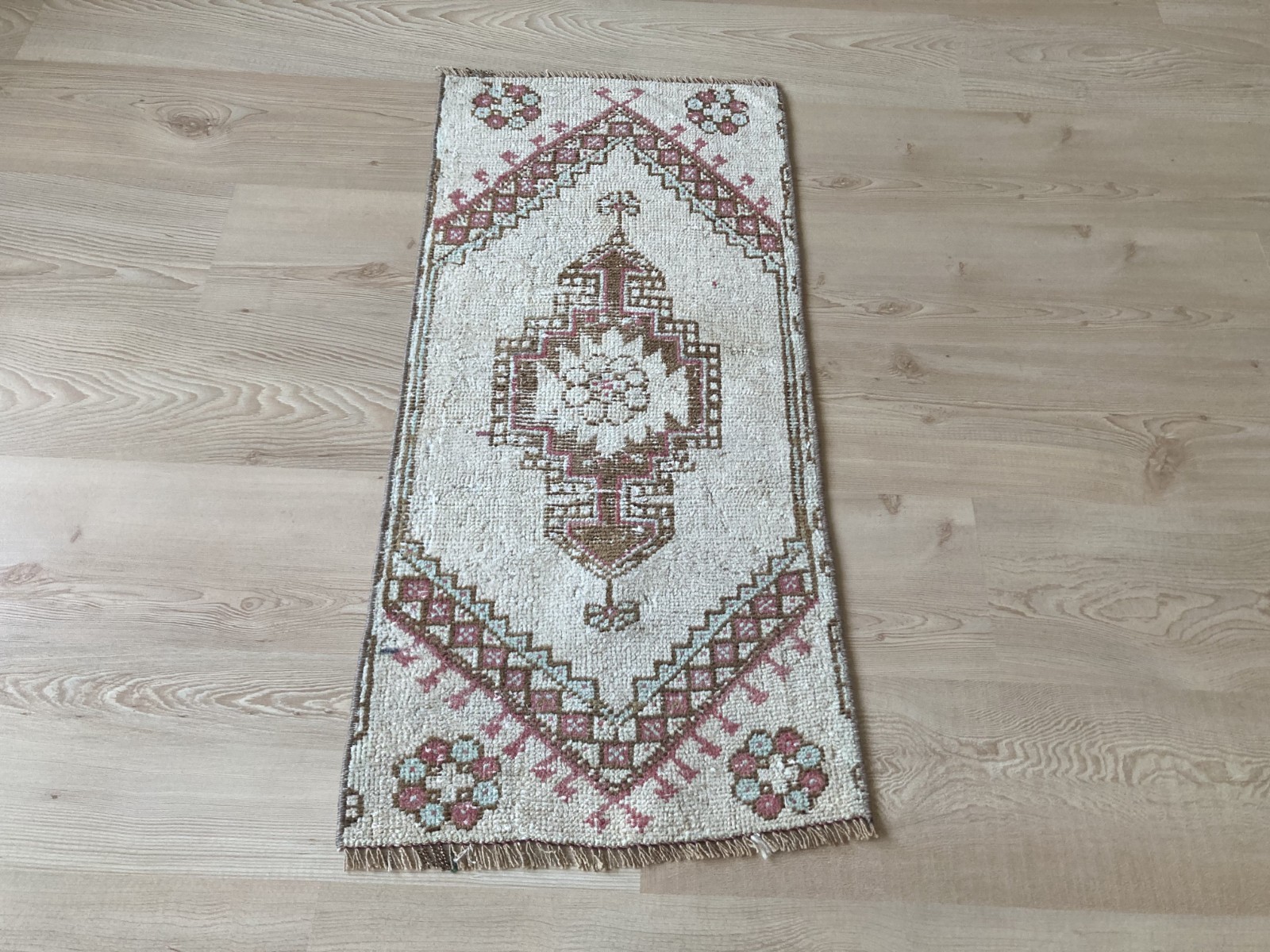 White rug, Turkish rug, Vintage Rug, Small rug, Wool rug, Doormat, 1.4 x 3 ft gallery