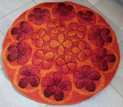 Vintage / Retro Round Wool Rug ORANGE & RED FLOWERS – 53.5″ Diameter – 1960/70’s