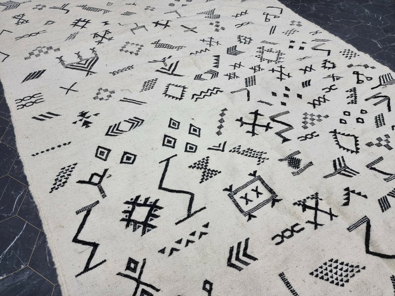 Moroccan Handmade Kilim Zanafi Rug 4'4"x8'3" Berber Abstract White Black Carpet gallery
