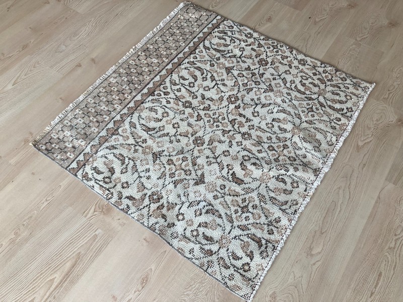 Brown rug, Turkish rug, Vintage rug, Square rug, Wool rug, 2.7 x 2.9 ft gallery