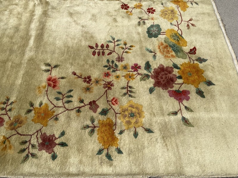 AN ATTRACTIVE LIME GREEN CHINESE ART DECO RUG gallery