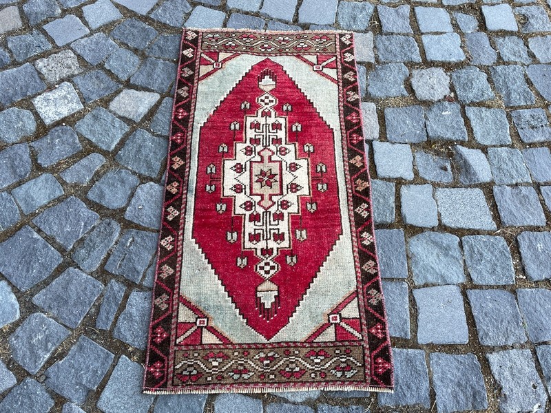 Turkish Vintage Small Rug Handmade Wool Bohemian Bath Mat Rug 1,5 x 2,8 ft gallery