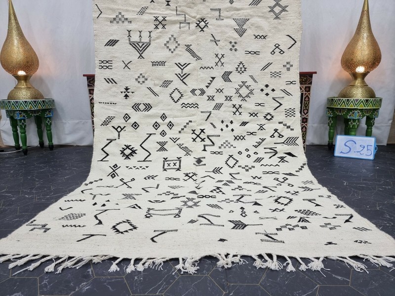 Moroccan Handmade Kilim Zanafi Rug 4'4"x8'3" Berber Abstract White Black Carpet gallery