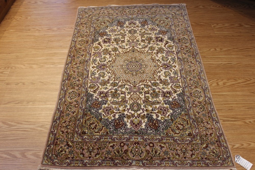 FINE QUALITY Handmade Hand Knotted Is-Fahan rug Silk and Wool 3'5" x 5'6"