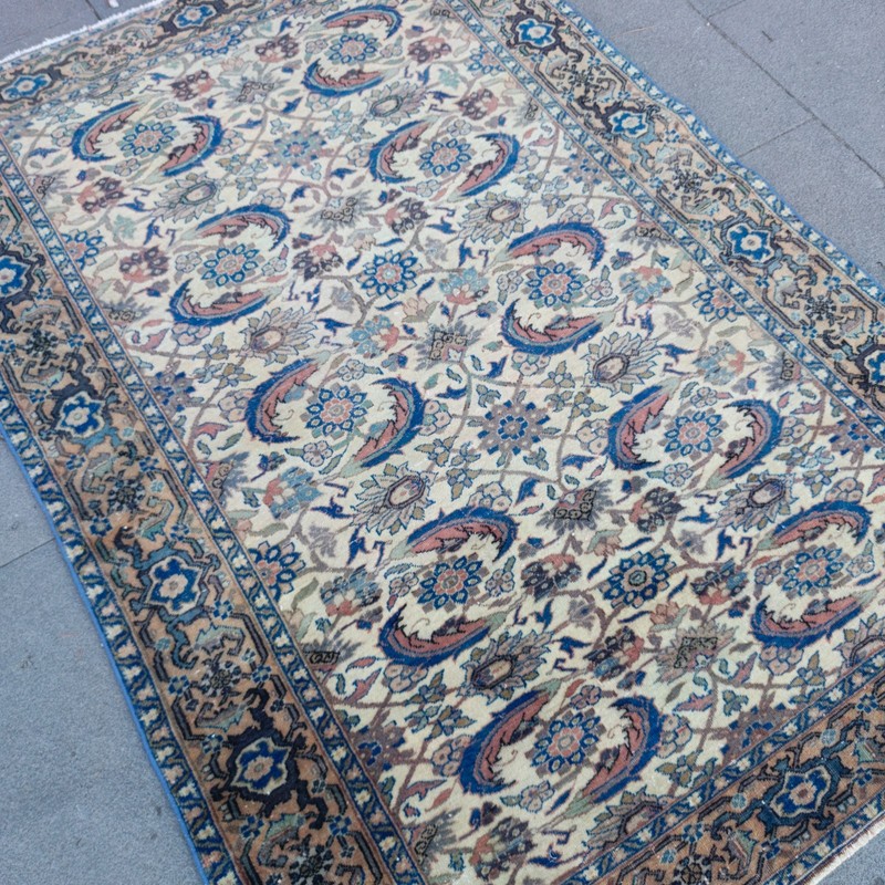 Perfectly woven Vintage Area Rug 3.74 x 5.45 ft , 4x5 Handmade Wool 114 x 166 cm gallery