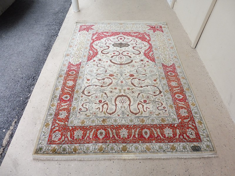 MAGNIFICENT 4' X 6' SIGNED SILK AND GOLD THREAD HEREKE ORIENTAL RUG gallery