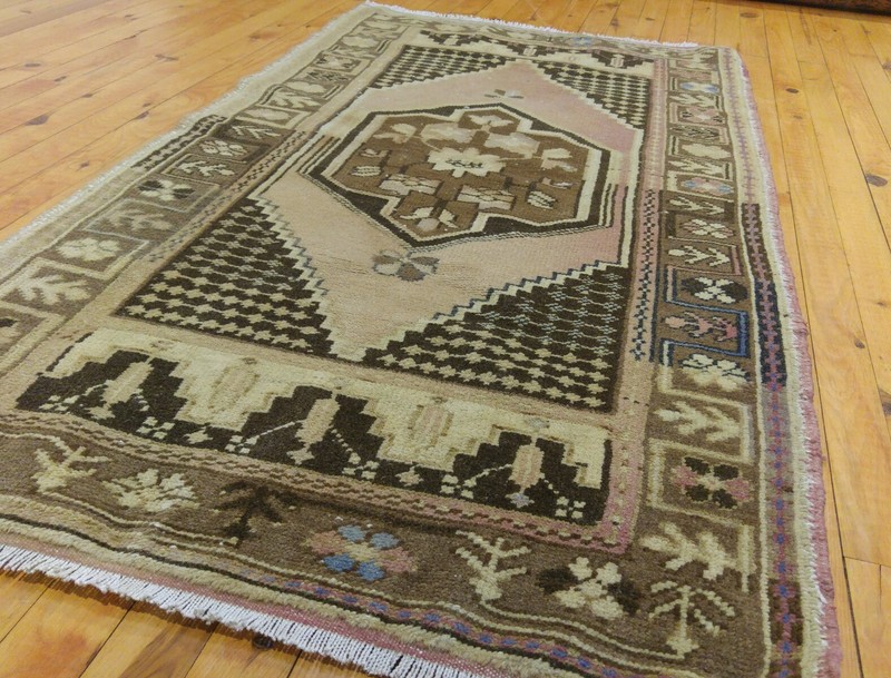 Beautiful Vintage 1950-1960s Wool Pile 2'5"×4'9 Natural Dyes Ushak Love Bird Rug gallery