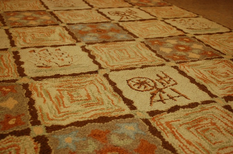 DETAILED ANTIQUE AMERICAN HOOKED RUG 4' x 7' WOOL,COTTON HAND HOOKED ON JUTE gallery