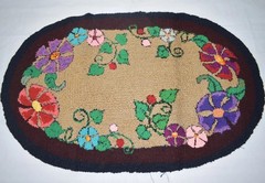 VINTAGE OVAL HOOKED HOOK RUG MCM TAN WITH BLACK FLORAL BOARDER 22X35″