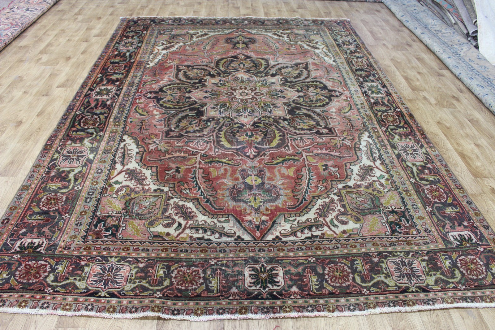 Antique Handmade Oriental Heriz Wool Rug Medallion 340 x 235cm (11’2” x 7’9”) gallery