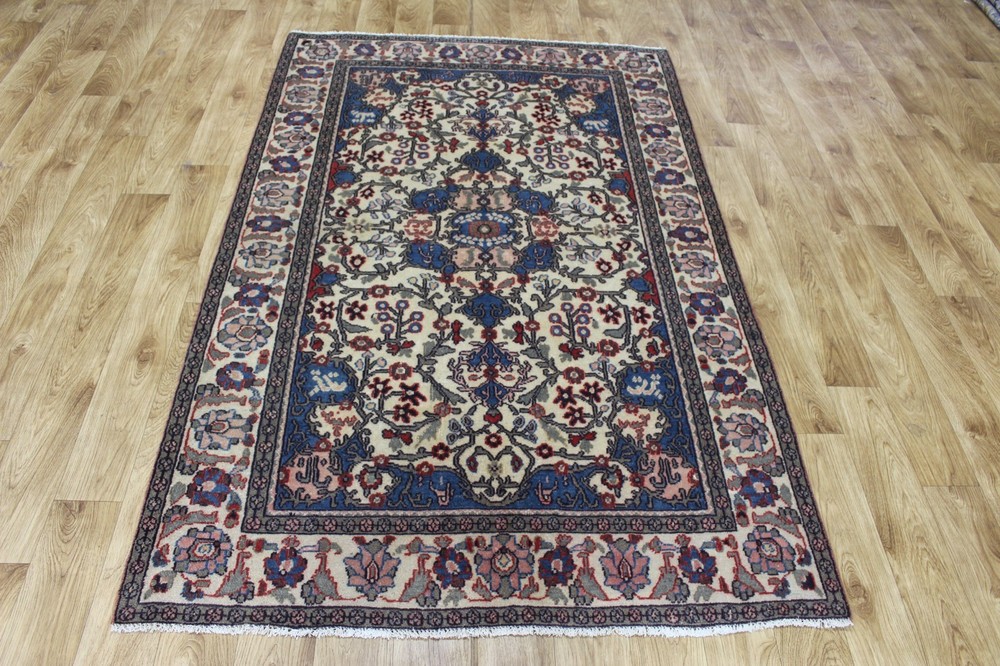 Fine vintage handmade oriental rug with beautifully drawn floral 198 x 125 cm