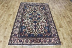 Fine vintage handmade oriental rug with beautifully drawn floral 198 x 125 cm
