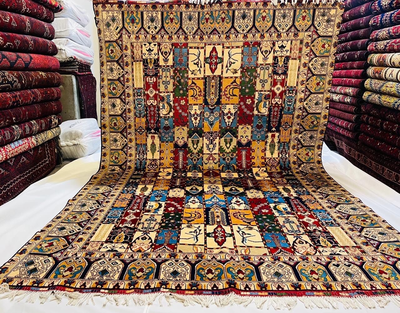 Artisanal Masterpiece: Hand-Knotted Naqsha Kashmiri New Rug (9.9 x 6.4 ft) gallery