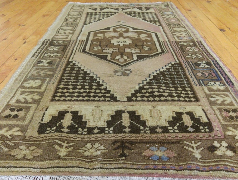 Beautiful Vintage 1950-1960s Wool Pile 2'5"×4'9 Natural Dyes Ushak Love Bird Rug