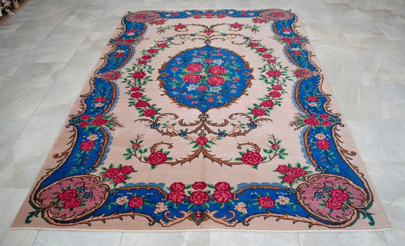 Vintage 1970s Hand-Woven Turkish Anatolian Low Pile Wool Rug 5'11"x9'3" | Floral gallery