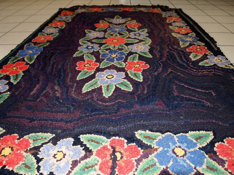 Handmade antique American Hooked rug 3.4' x 5.4' (103cm x 166cm) 1920s - 1C677 gallery