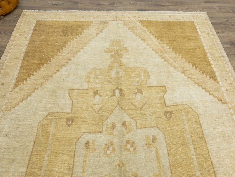 Vintage Turkish Oushak Rug – Handwoven Golden Beige Ivory Medallion 7'x10'5'' gallery