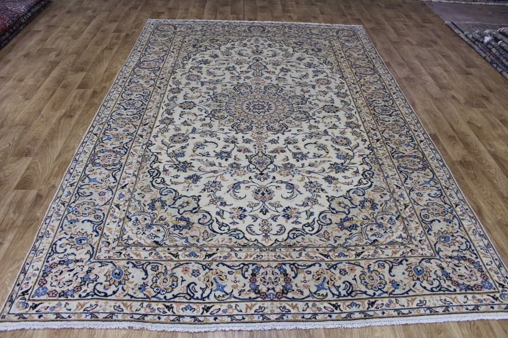 A good example of a Keshan carpet with fine floral design 300 x 197 cm