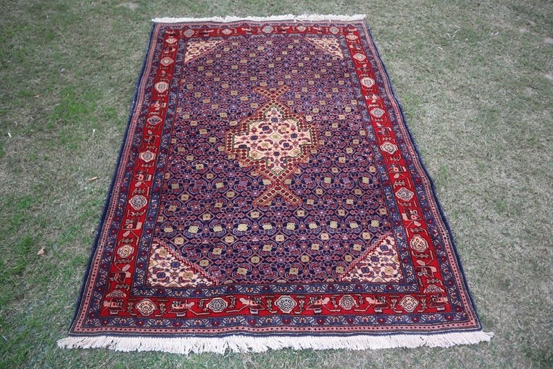 140 X 200 cm COLLECTORS ITEM Vintage Stunning Oriental Floral Caucasus Carpet gallery