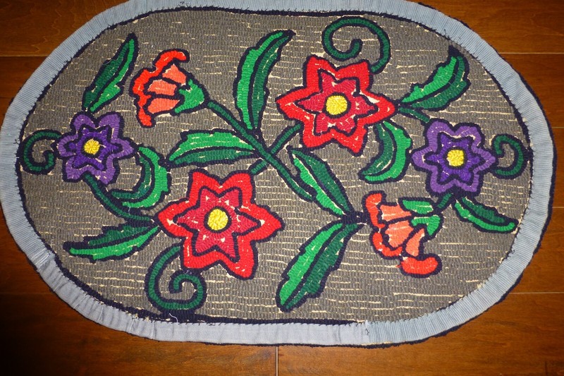 Vintage Folk Art Hand Hooked Floral Oval Rug~~ 21.5 x 33 gallery
