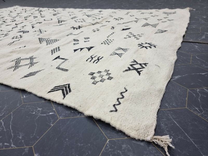 Moroccan Handmade Kilim Zanafi Rug 4'4"x8'3" Berber Abstract White Black Carpet gallery