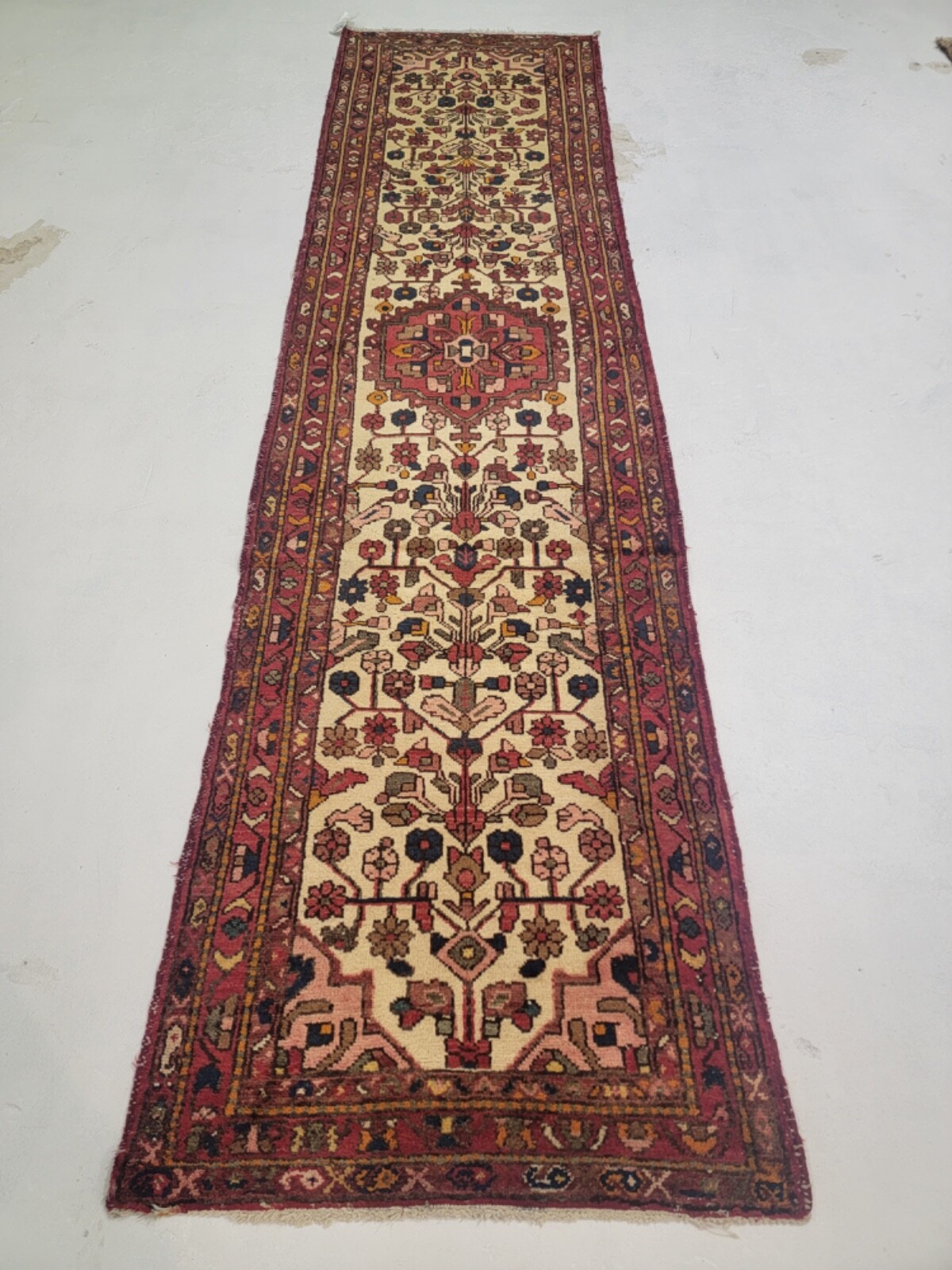 Antique Oriental Hand-Knotted Wool Runner Mahal Ivory/Red/Blue 2'7" x 9'8" gallery